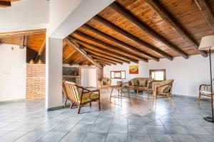 Salon na otwartym planie z drewnianym sufitem w obiekcie {Villa Jacuzzi Privata}sul mare di Fontane Bianche w mieście Fontane Bianche