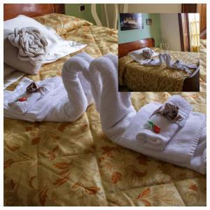 Una toalla con forma de corazón en una cama en Parthenope's home, en Nápoles