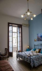Un dormitorio con una cama y una puerta de cristal. en Parthenope's home, en Nápoles