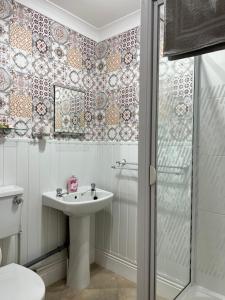 ein Bad mit einem Waschbecken und einer Dusche in der Unterkunft Clarence House in Skegness