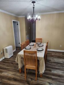 ein Esszimmer mit einem Tisch und Stühlen sowie ein Esszimmer in der Unterkunft s2. Lakeside house in Scottsboro in Scottsboro