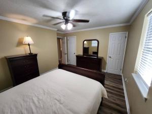 Schlafzimmer mit einem Bett und einem Deckenventilator in der Unterkunft s2. Lakeside house in Scottsboro in Scottsboro