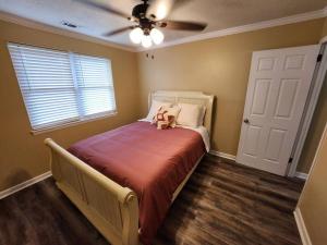 ein Schlafzimmer mit einem Bett mit einem Teddybär drauf in der Unterkunft s2. Lakeside house in Scottsboro in Scottsboro