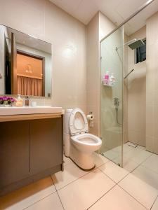 a bathroom with a toilet and a sink and a shower at [Starry Homes x Classic] 2Beds+2Bath *Free Netflix in Masai