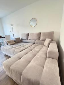1 sofá grande en la sala de estar en Apartment Vienna - Contactless Check-In, en Viena
