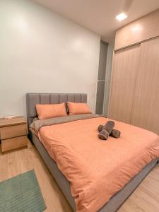 a bedroom with a large bed with an orange blanket at [Starry Homes x Classic] 2Beds+2Bath *Free Netflix in Masai