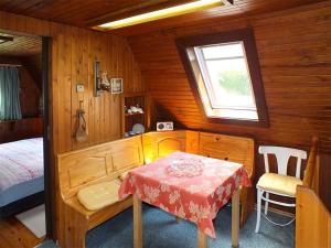 ein Schlafzimmer mit einem Tisch und einem Bett und einem Fenster in der Unterkunft Ferienhaus Zum Gründel in Prossen