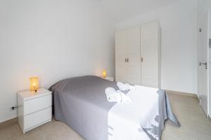 sypialnia z łóżkiem z dwoma ręcznikami w obiekcie Villa Alfamar by HelloVacations w Albufeirze