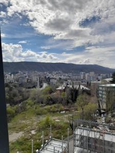 uma vista para uma cidade com montanhas ao fundo em White King em Tbilisi