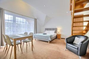 カルパチにあるWilla Teresaのベッドとテーブルと椅子のある寝室