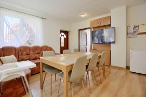 Willa Teresa في كارباش: غرفة معيشة مع طاولة وكراسي وأريكة