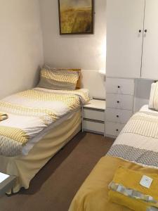 1 dormitorio con 2 camas y vestidor en The Chorlton, en Blackpool