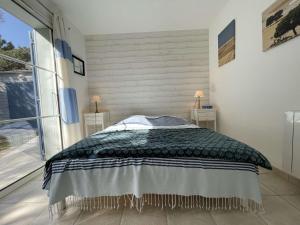 Łóżko lub łóżka w pokoju w obiekcie Villa bord de mer, 10 pers, 5 chbres, proche plage, jardin privé, Wifi, animaux ok - FR-1-246A-207