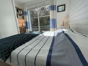 Łóżko lub łóżka w pokoju w obiekcie Villa bord de mer, 10 pers, 5 chbres, proche plage, jardin privé, Wifi, animaux ok - FR-1-246A-207