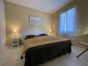 Łóżko lub łóżka w pokoju w obiekcie Villa bord de mer, 10 pers, 5 chbres, proche plage, jardin privé, Wifi, animaux ok - FR-1-246A-207