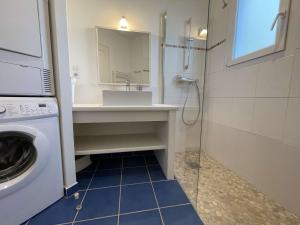 łazienka z umywalką i pralką w obiekcie Villa bord de mer, 10 pers, 5 chbres, proche plage, jardin privé, Wifi, animaux ok - FR-1-246A-207 w mieście Saint-Georges-dʼOléron +13 zdjęć