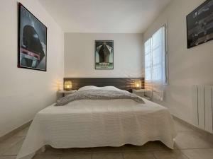 Łóżko lub łóżka w pokoju w obiekcie Villa bord de mer, 10 pers, 5 chbres, proche plage, jardin privé, Wifi, animaux ok - FR-1-246A-207