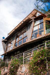 una casa en la cima de una colina con ventanas en Altar Inca Hotel Mirador, en Cusco