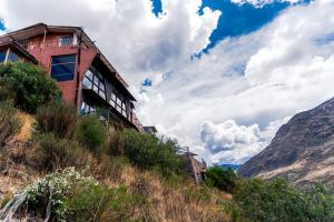 un edificio al lado de una montaña en Altar Inca Hotel Mirador, en Cusco