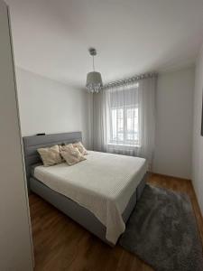 um quarto com uma cama e uma grande janela em Apartment Kesklinna läheduses em Tartu