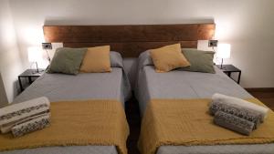 duas camas sentadas uma ao lado da outra num quarto em Affittacamere Armanino em Gênova