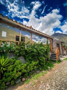 Una casa con plantas a un lado. en Altar Inca Hotel Mirador, en Cusco