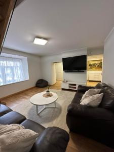 uma sala de estar com um sofá e uma mesa em Apartment Kesklinna läheduses em Tartu