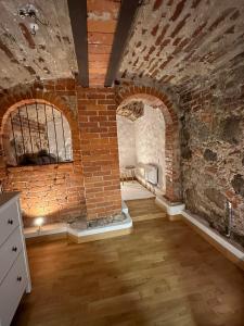um quarto com uma parede de tijolos e uma lareira em Apartment Kesklinna läheduses em Tartu