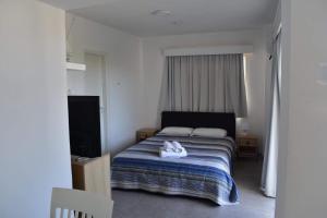 Un dormitorio con una cama con una toalla. en Maria Holiday Apartments en Protaras