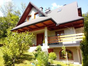 a house with a gambrel roof at Dom Pod Lipą in Brzegi