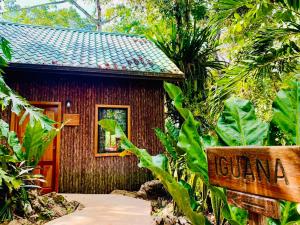 uma pequena casa no meio de uma floresta em Mariposa Jungle Lodge em San Ignacio