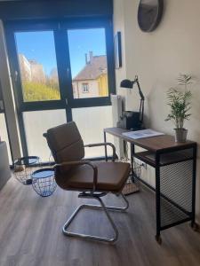 un bureau avec une chaise, un bureau et une fenêtre dans l'établissement Duplex-By Aurelle 1-WIFI-10 mn Strasbourg Centre-Proche Parlement Européen, à Schiltigheim