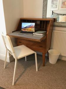 een bureau met een laptop en een stoel bij Amazing Apartment, Private Garden, Off Street Parking in Brighton & Hove