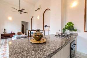 une cuisine avec un comptoir et un salon dans l'établissement 2CM-J1 APARTAMENTO DE 2 ALCOBAS CON VISTA Y PISCINA EN GETSEMANI, à Carthagène des Indes