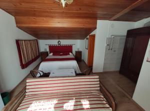 a bedroom with a bed and a wooden ceiling at Agriturismo Ribuntà in Caiolo