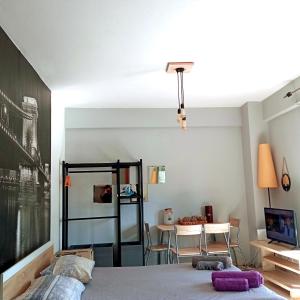 sypialnia z łóżkiem i stołem oraz jadalnia w obiekcie Marina Sunny Studio w Salonikach