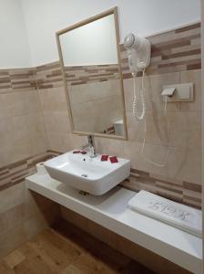 a bathroom with a sink and a mirror at LAST 12K in Santiago de Compostela
