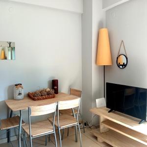 A television and/or entertainment centre at Marina Sunny Studio