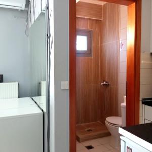 W łazience znajduje się prysznic i toaleta. w obiekcie Marina Sunny Studio w Salonikach