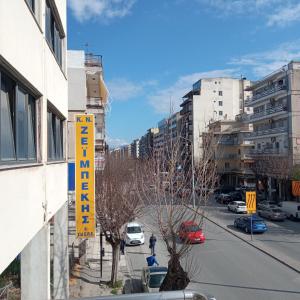 widok na ulicę miejską z budynkami w obiekcie Marina Sunny Studio w Salonikach