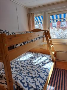 - une chambre avec 2 lits superposés et une fenêtre dans l'établissement Långrösta 48-49, Appartementen in Hagfors, à Hagfors