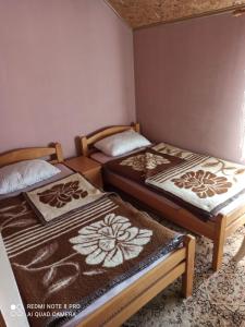 Kuca Drinska dolina في باغينا باستا: سريرين في غرفة صغيرة