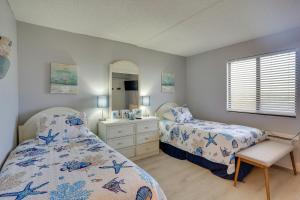 1 Schlafzimmer mit 2 Betten, einem Waschbecken und einem Spiegel in der Unterkunft Cozy Condo with Gulf View, Bird Watching and Telescope in Hudson + 19 Fotos