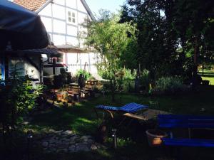 a yard with a house and a blue bench at Ferienwohnung am Brunnenplatz in Bad Sooden-Allendorf