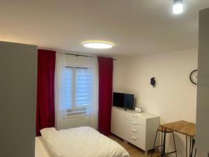 una camera da letto con un letto e una finestra con tende rosse di MW 7A Apartament a Rzeszów