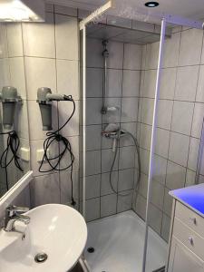 a bathroom with a shower and a sink at Ferienwohnung am Brunnenplatz in Bad Sooden-Allendorf