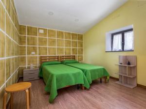 ピアノ・ディ・ソレントにあるVillino Sally Sorrento Coastのベッドルーム1室(緑色のベッド2台付)