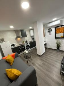 salon z kanapą i kuchnią w obiekcie HEROE APARTAMENTO w Maladze