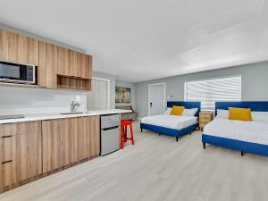 cocina y sala de estar con 2 camas y lavamanos en The Shell on Walnut Studio with Bath Hollywood Beach Free Parking en Dania Beach
