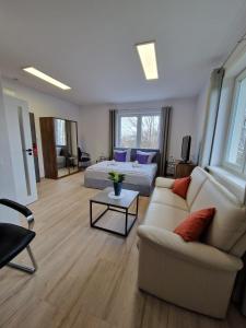 sala de estar con sofá y cama en Willa Adler Ustroń - Spokojna okolica, Blisko cntrum en Ustroń